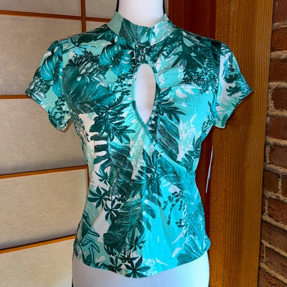 Guess Keyhole Top - Picture 1 of 5